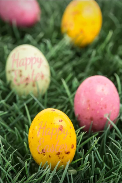 Feliz Pascua contra los huevos de Pascua —  Fotos de Stock