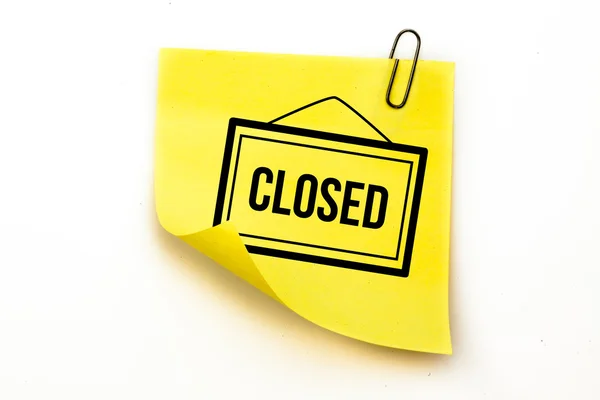 Closed sign against sticky note — Stock Photo, Image