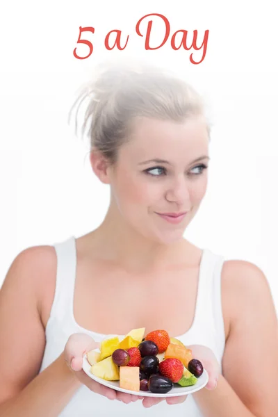 5 por dia contra a mulher segurando um prato de frutas — Fotografia de Stock