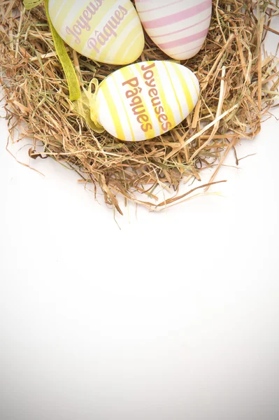 Alegria paques contra ovos de Páscoa — Fotografia de Stock