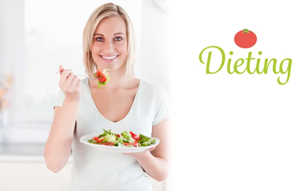 Diät gegen Großaufnahme einer niedlichen Frau, die Salat isst — Stockfoto