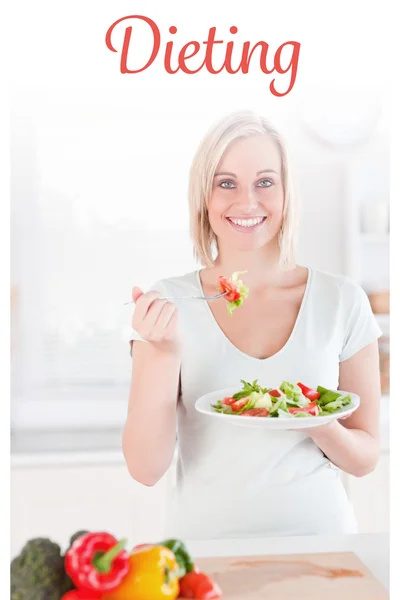 Dieta contra la mujer comiendo ensalada —  Fotos de Stock