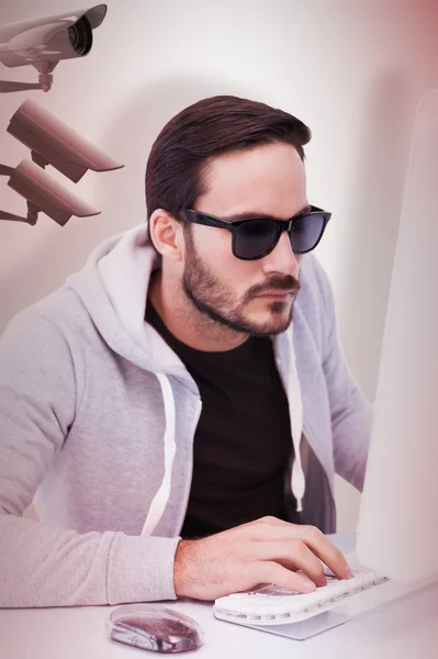 Mann mit Sonnenbrille hackt in Laptop — Stockfoto