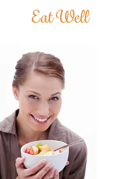 Vrouw met kom fruitsalade — Stockfoto