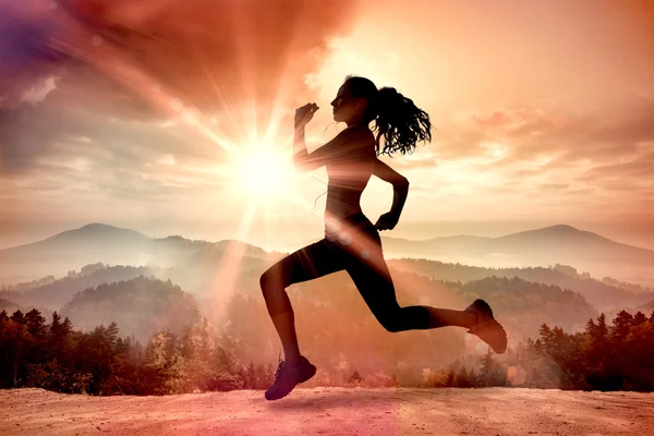 Imagem composta de comprimento total de jogging mulher saudável — Fotografia de Stock