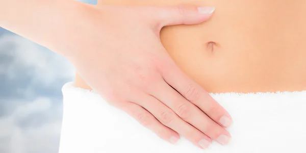 中間の胃の上の手でフィット女性のセクション — ストック写真