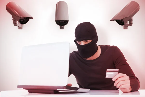 Einbrecher beim Online-Einkauf mit Laptop — Stockfoto