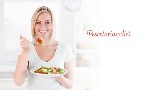 Primer plano de una hermosa mujer comiendo ensalada —  Fotos de Stock