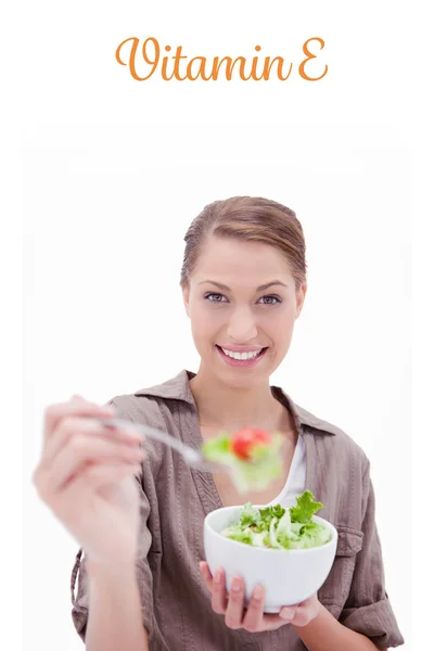 Kvinna med skål med sallad erbjuder några — Stockfoto