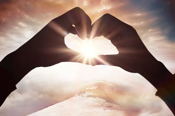 Mujer haciendo forma de corazón con las manos — Foto de Stock