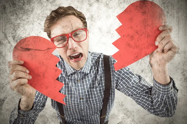 Nördiga hipster holding ett brustet hjärta — Stockfoto