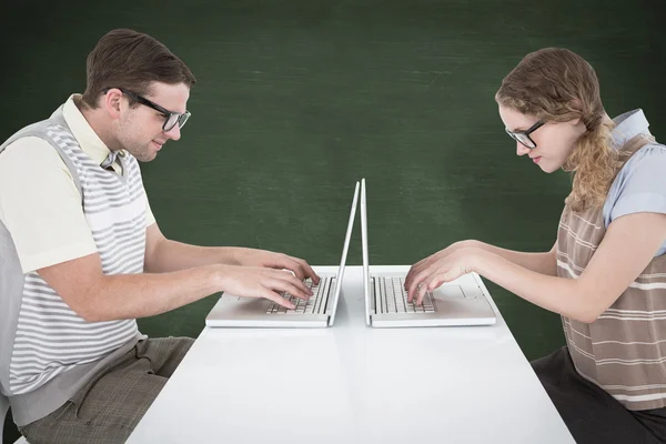 Geeky hipster pareja usando el ordenador portátil — Foto de Stock