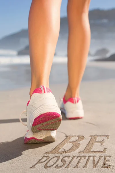 Donna in forma a piedi sulla spiaggia — Foto Stock