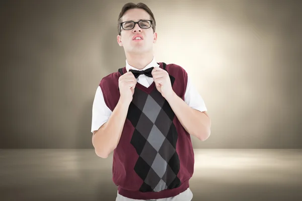 Geeky hipster onun papyon sabitleme — Stok fotoğraf