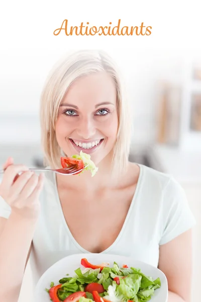 Encantadora mujer comiendo ensalada —  Fotos de Stock