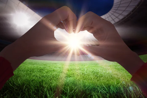 Mujer haciendo forma de corazón con las manos — Foto de Stock