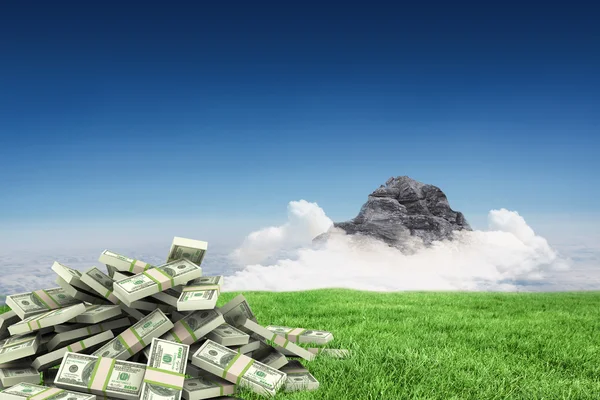 Stapel van dollars tegen wolken — Stockfoto