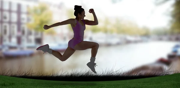 Złożony obraz pasuje brunetka bieganie i skakanie — Zdjęcie stockowe