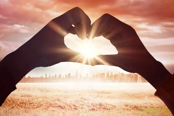 Woman making heart shape with hands — Stock Photo, Image