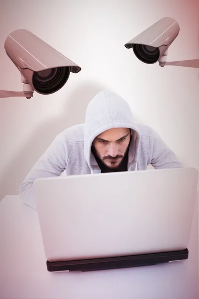 Poważne włamywacz włamanie na laptopa — Zdjęcie stockowe
