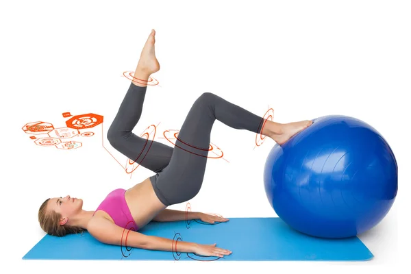 Fitte Frau trainiert mit Fitnessball — Stockfoto