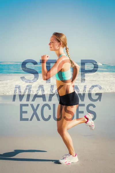 Passen blonde joggen op het strand — Stockfoto