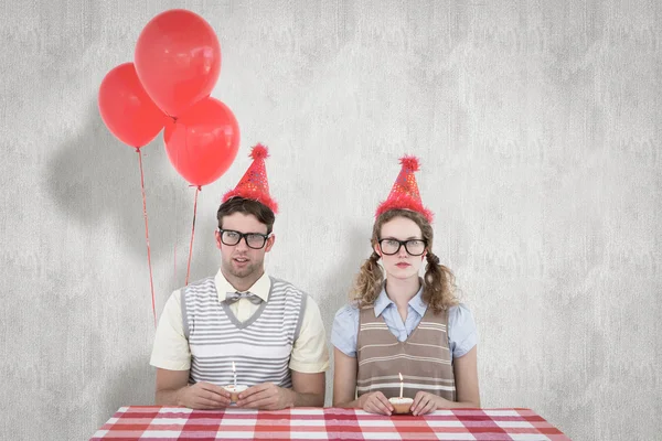 Geeky hipster çift onun doğum günü kutluyor — Stok fotoğraf