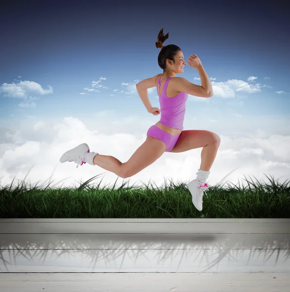Комический образ стройной брюнетки, бегущей и прыгающей — стоковое фото