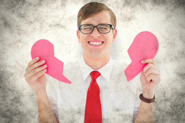 Geeky hipster sosteniendo una tarjeta de corazón roto —  Fotos de Stock