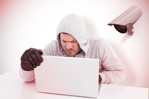 Hackare använder laptop till stjäla identiteten — Stockfoto