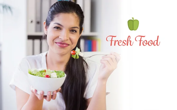 Empresária comendo salada no escritório — Fotografia de Stock