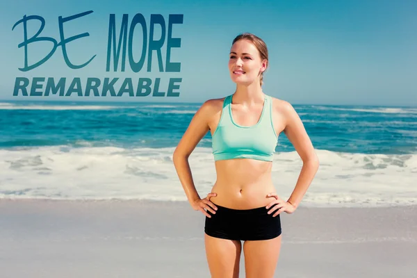 Fit vrouw permanent op het strand — Stockfoto