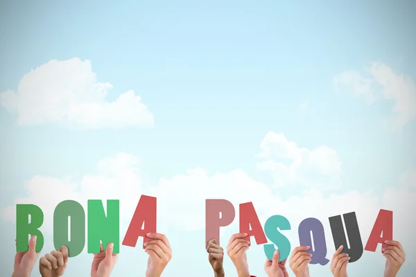 Manos levantando bona pasqua — Foto de Stock