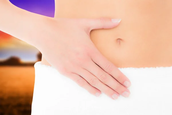 Mid section of a fit woman with hand on stomach — Stock Photo, Image