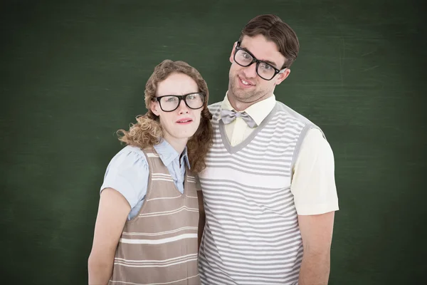 Heureux couple hipster geek avec des visages stupides — Photo