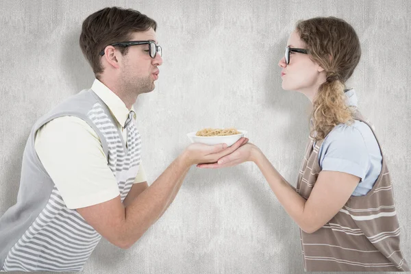 Geeky hipster couple holding pasta — Stock Photo, Image