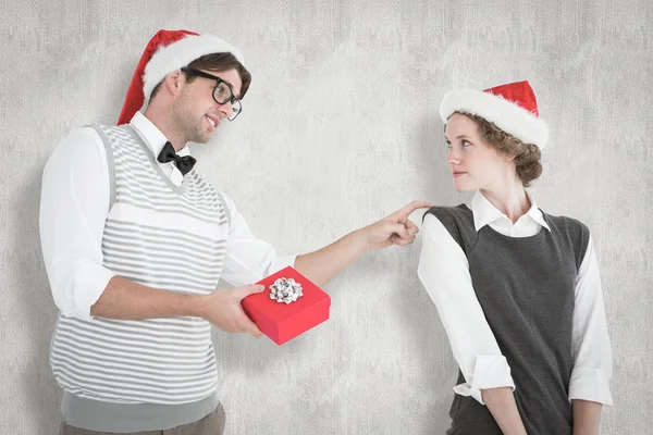 Kompositbild des geekigen Hipsters, der seiner Freundin ein Geschenk macht — Stockfoto