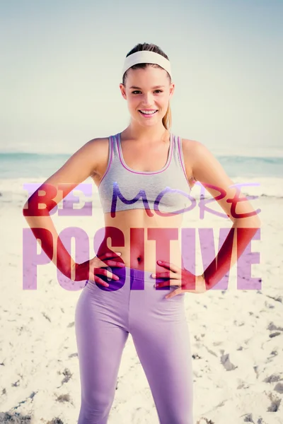 Sportig blondin på stranden leende — Stockfoto