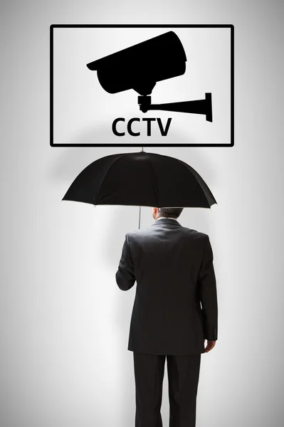Homme d'affaires mature tenant un parapluie — Photo