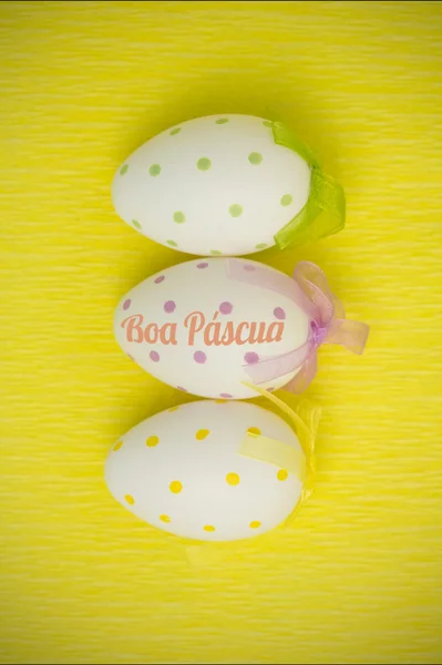 Boa pascua against three easter eggs — Stock Photo, Image
