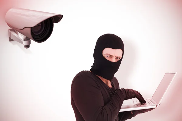 Hacker usando laptop para robar identidad — Foto de Stock