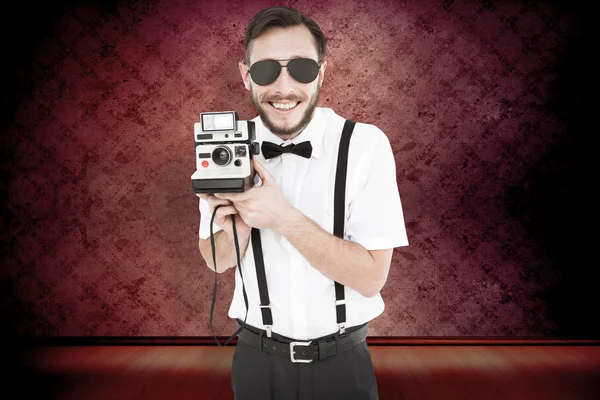 Hipster geek in possesso di una fotocamera retrò — Foto Stock