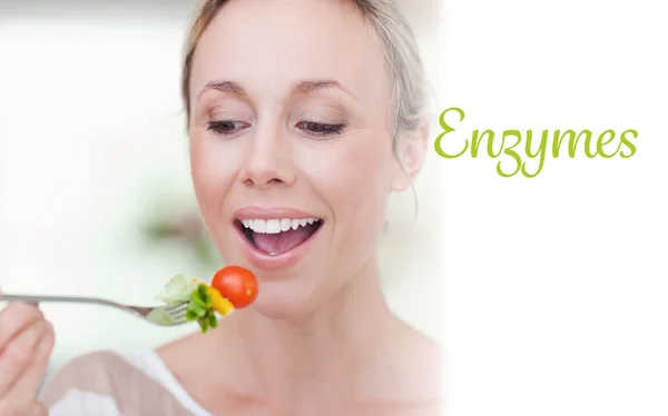 Enzymen tegen vrouw eten een tomaat — Stockfoto