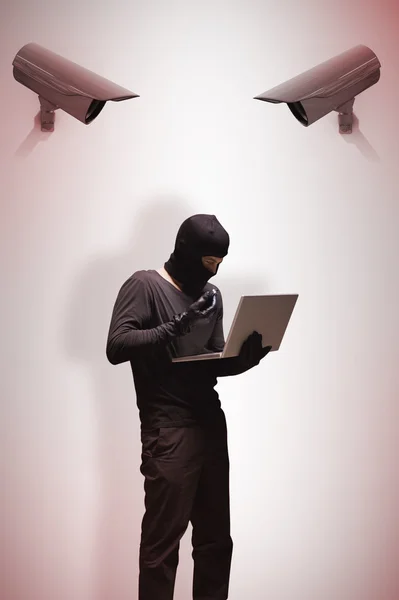 Hakera za pomocą laptopa do kradzieży tożsamości — Zdjęcie stockowe