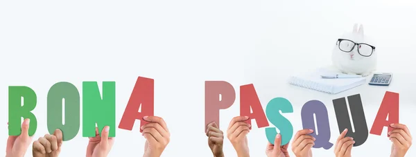 Manos levantando bona pasqua — Foto de Stock