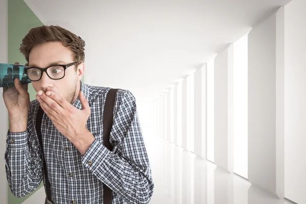 Geeky homem de negócios bisbilhotando com copo — Fotografia de Stock