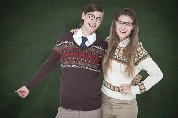 Mutlu geeky hipster çift kucaklayan — Stok fotoğraf