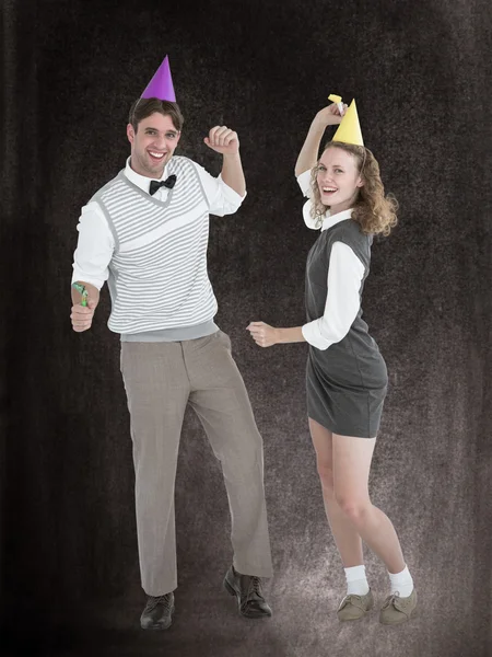 Immagine composita di coppia geek che balla con cappello da festa — Foto Stock
