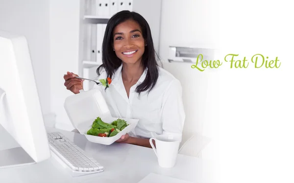 Feliz mulher de negócios bonita comendo uma salada — Fotografia de Stock