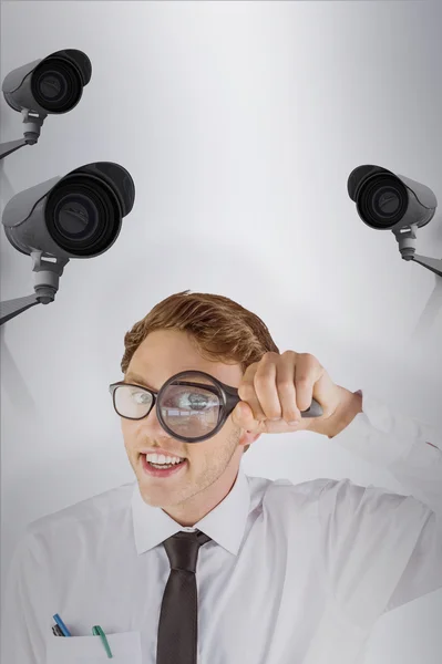 Uomo d'affari guardando attraverso lente d'ingrandimento — Foto Stock